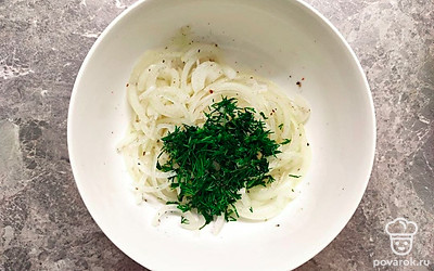 Отправьте лук к получившемуся маринаду и оставьте на 10 минут. После этого слейте маринад и добавьте к луку зелень.