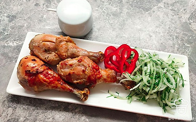 Готовый лук используйте для приготовления любых блюд на собственный вкус. Отправьте его на тарелку в качестве добавки к мясу, украсьте слайсами из овощей и подавайте к столу.