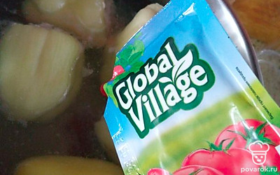 Варите перцы до готовности примерно 30 минут. Чтобы их можно было подать с подливой, добавьте в кастрюлю томатную пасту и майонез за 15 минут до готовности.