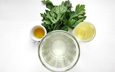 Приготовьте все необходимые ингредиенты, также вам понадобятся формы для льда.