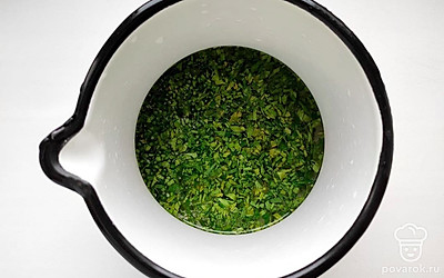 Зелень петрушки промойте, обсушите бумажным полотенцем и очень мелко нарежьте ножом, в сотейник влейте воды, переложите туда нарезанную петрушку и поставьте на водяную баню, на 30 минут.