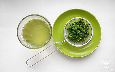 По истечению времени, процедите настой, либо через ситечко, если вдруг останутся небольшие вкрапления петрушки, ничего страшного, либо через марлю.