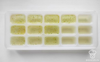 Поделите процеженный настой петрушки на две части, в одну часть добавьте вина, а в другую оливковое масло.