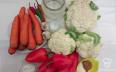 Разделите на соцветия цветную капусту. Нарежьте болгарский перец и морковь тонкими полосками. Нарежьте мелко чеснок и острый перец.