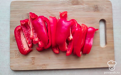 Банку и крышку вымойте и стерилизуйте, проварив в кипятке 7 минут. Перцы очистите от семян и нарежьте.