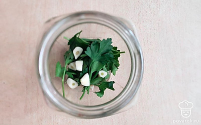 На дно банки уложите петрушку и нарезанный чеснок. Наполните банку перцами. Залейте перцы кипятком, закройте банку и переверните. Оставьте попариться на 15 мин. Спустя время слейте воду и снова вскипятите ее. Залейте перцы и оставьте на 15 мин. Последний раз слейте воду в кастрюлю, добавьте соль, сахар, проварите минуту и добавьте уксус. Возьмите с огня. Залейте маринад в банку и закрутите. Поставьте банку дном вверх, укутайте одеялом. Сутки храните при комнатной температуре. Затем в кладовке.