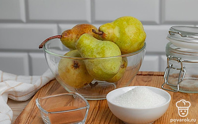 Подготовьте все ингредиенты и выложите их на стол. Тщательно помойте и очистите груши от кожуры, семян и сердцевины.