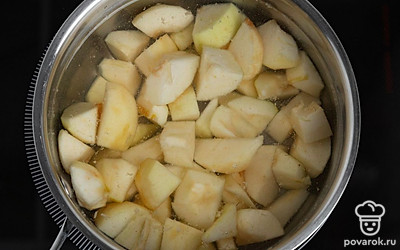 Возьмите кастрюлю с толстым дном. Положите в нее нарезанные груши. Залейте их водой, поставьте на огонь и доведите до кипения. После начала кипения варите груши 20 минут на умеренном огне.