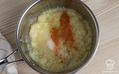 Возьмите дуршлаг и слейте отваренные груши. Положите их обратно в кастрюлю, измельчите и перемешайте до пюреобразного состояния. Для этого можно воспользоваться блендером. Добавьте сахар и корицу в кастрюлю. Хорошо перемешайте, доведите до кипения и готовьте после этого 10 минут на тихом огне.