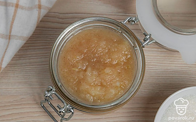 Простерилизуйте емкости и их крышки для пюре из груш. Горячее пюре из груш с корицей разложите в баночки и закройте стерильными крышками. Храните баночки в темном месте. Приятного аппетита!