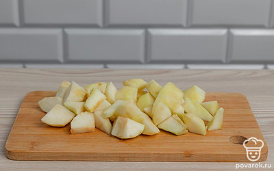 Груши очистите от кожуры и нарежьте на небольшие кусочки.