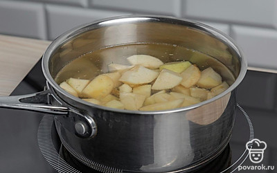 Налейте в порезанную грушу воды и поставьте на огонь, варите до готовности.