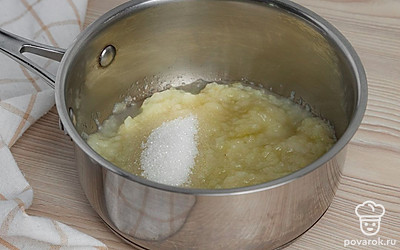 Груши измельчите блендером. Добавьте сахар и уксус, хорошо перемешайте. До растворения сахара.