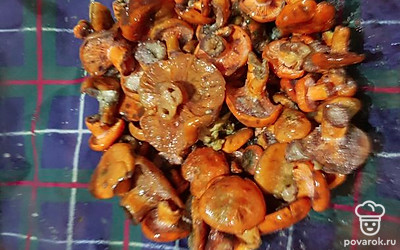 Добавьте к грибам соль.