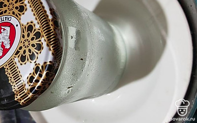 Поставьте рыжики под гнет и оставьте в холодильнике на двое суток.