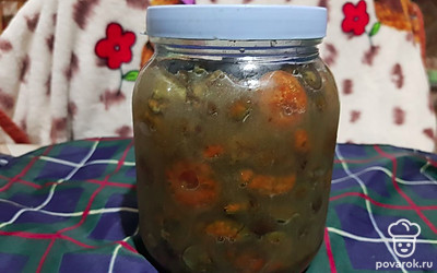 Переложите в чистую банку готовые рыжики.