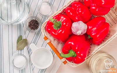 Перед тем, как мариновать овощи, подготовьте их — почистите чеснок, помойте перец. Нарежьте перец четвертинками, удалив сердцевины с семенами. Подготовьте чистые сухие банки для консервирования, обработайте их на пару или в духовке для стерильности.