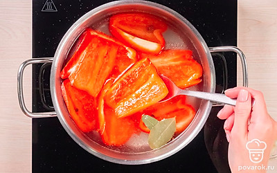 Сделайте маринад. Смешайте в кастрюле воду, масло, соль, черный перец и лавровый лист. Поставьте кастрюлю на средний огонь и, как только вода закипит, добавьте уксус и болгарский перец, сколько поместится в кастрюлю. Переключите плиту на минимум, после закипания подождите 3 минуты и снимайте кастрюлю с плиты.