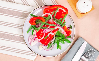 Приготовьте салат с маринованным перцем, добавив к нему немного красного лука, горошек и огурцы.