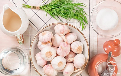 Чеснок очистите от загрязнений, уберите верхние чешуйки, оставьте один тонкий слой. Тархун вымойте, обсушите на бумажных полотенцах, нарежьте кусочками среднего размера. Приготовьте 3-литровые стерилизованные банки и капроновые крышки.