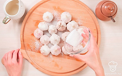 Засолите чеснок. Головки чеснока на несколько секунд опустите в кипяток, откиньте на дуршлаг, разложите на ровной поверхности. Сильно приправьте солью. Оставьте остывать.