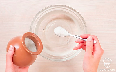 Пока чеснок остывает, займитесь маринадом. Соедините воду и уксус, добавьте сахар, перемешайте до полного растворения кристаллов.