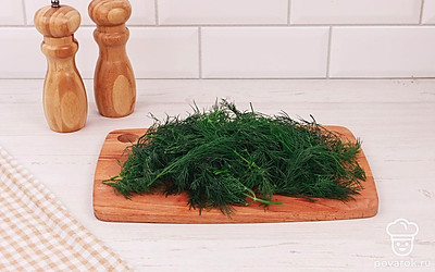 Отделите веточки укропа от стеблей.