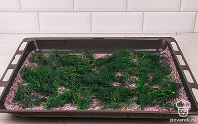 Застелите противень бумагой, выложите укроп равномерным слоем. Отправляйте его в духовку, которую разогрейте до 50 градусов. Дверцу духового шкафа плотно не закрывайте. Примерно через полтора часа, увеличивайте температуру до 70 градусов. Сушите в таком режиме еще два с половиной часа.