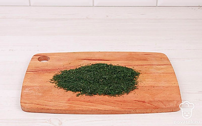 Переложите сушеный укроп на деревянную разделочную доску и мелко порубите ножом.