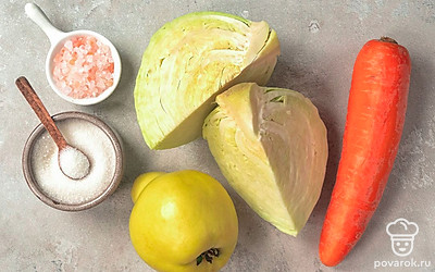 У капусты снимите верхние листы, вырежьте кочерыжку. Айву вымойте мягкой щеткой, вырежьте сердцевину. Морковь почистите. Капусту нашинкуйте тонкими полосками. Айву и морковь измельчите при помощи терки с крупными ячейками. Зеленый лук для подачи вымойте, измельчите.