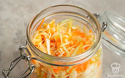 Засолите капусту с айвой. Переложите заготовку в банку, примните, накройте марлей. Выдержите при комнатной температуре 3 дня. Ежедневно по 3-4 раза прокалывайте содержимое банки, чтобы выпустить образующиеся газы. Затем закройте емкость пластмассовой крышкой и поставьте в холодильник.