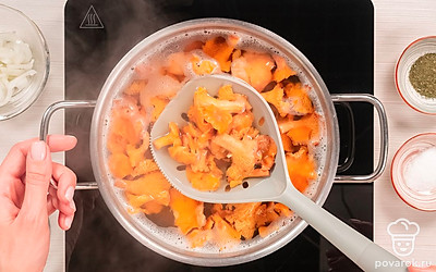 Термически обработайте лисички. Возьмите кастрюлю объемом 3 литра. Наберите в нее воду и поставьте на огонь. Добавьте соль из расчета 20 г на 1 л воды. Вскипятите воду, положите в нее лисички, отварите грибы в течение 20 минут. Удалите жидкость, откинув лисички на дуршлаг. Промойте грибы водой из-под крана.