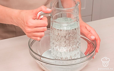 Засолите грибы. Возьмите широкую емкость для засола грибов. Насыпьте 20 г соли на дно, выложите укроп и листочки смородины. Порежьте чеснок на пластинки. Добавьте их в кастрюлю. Выложите лисички и немного присолите, добавив специи. Поставьте грибы под гнет на 24 часа.