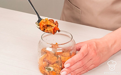 Законсервируйте лисички. Попробуйте грибы на соль. Если ее недостаточно, добавьте по вкусу. Если соли слишком много, то на данном этапе промойте грибы, чтобы избежать пересола. Разложите лисички по банкам объемом 500 мл. Закройте пластмассовыми крышками и отправьте храниться в погреб или холодильник.