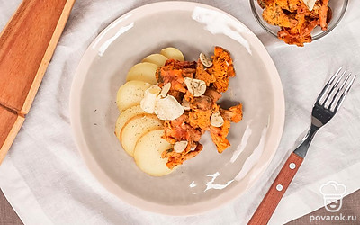 Перед подачей грибов на стол украсьте блюдо тонко нарезанными колечками лука.