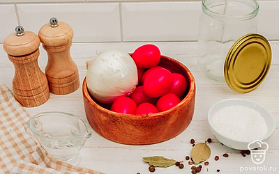 Подготовьте все ингредиенты для блюда. Помойте помидоры, очистите лук. Простерилизуйте банку и крышку для заготовки.