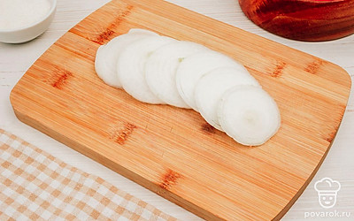 Нарежьте лук кольцами.