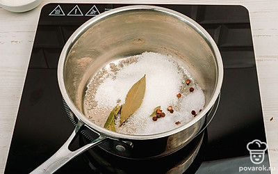 Всыпьте сахар и соль в кастрюлю, добавьте лавровый лист и перец.