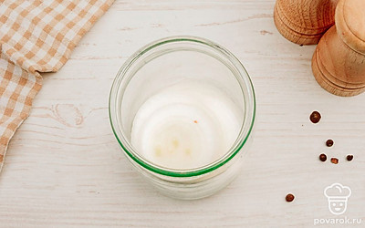 Добавьте к сухим ингредиентам 0,5 л воды и уксус. Доведите маринад до кипения.