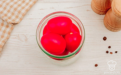 Выложите дно банки нарезанным луком.