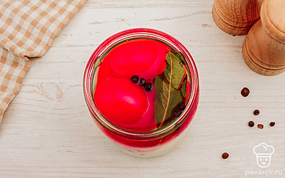 Выложите на лук помидоры.