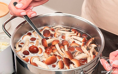 Отварите опята. Грибы сложите в большую эмалированную кастрюлю, залейте водой, добавьте немного соли и варите с момента закипания 25-30 минут. Затем откиньте на дуршлаг.