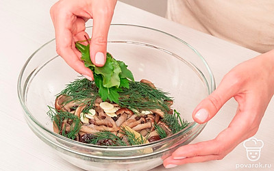 Засолите опята. В глубокую кастрюлю выложите слоями опята, пересыпая каждый слой солью. Добавьте чеснок, лавровый лист, перец горошком, зонтики укропа, листья смородины и вишни. Сверху положите тарелку и поставьте на нее гнет. Поставьте заготовку в прохладное место минимум на 2 недели.