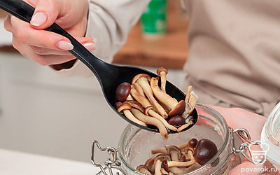 Отправьте опята на хранение. Через 2 недели переложите опята в стерилизованные банки, закройте капроновыми крышками и отправьте на хранение в подвал или холодильник.