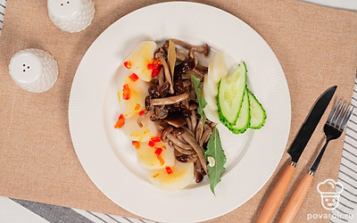 Подавайте соленые опята с отварным картофелем.