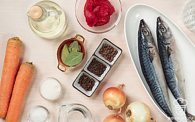 Удобно расположите на рабочем столе нужные продукты. Тушки скумбрии тщательно вымойте под проточной водой, отрежьте головы, выпотрошите. Лук и морковь почистите. Лук нарежьте полукольцами, морковь натрите на крупной терке.