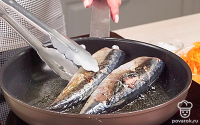 Подготовьте рыбу к консервированию. На сковороду налейте небольшое количество растительного масла, разогрейте. Выложите тушки рыбы и обжаривайте в течение 3-4 минут с каждой стороны. Затем скумбрию немного остудите, отделите позвоночную кость, извлеките крупные кости и разделайте на кусочки среднего размера.