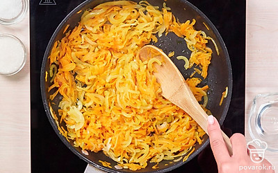 Приготовьте овощи. На сковороду, на которой жарилась рыба, положите лук с морковью и обжаривайте, периодически помешивая, около 5 минут.