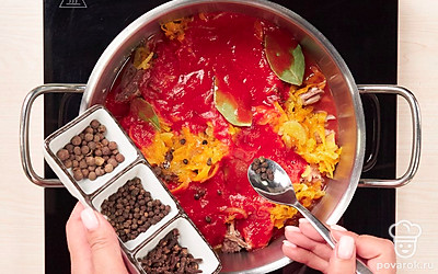 Приготовьте из скумбрии консервы. В сотейник с толстым дном положите половину обжаренных овощей, поверх разложите кусочки рыбы, сверху выложите оставшиеся овощи. Добавьте соль, гвоздику, душистый и черный перец горошком, лавровый лист, сахар, уксус. Залейте томатной пастой, разведенной с водой, включите слабый огонь и тушите под крышкой в течение 2 часов. При необходимости доливайте жидкость, масса не должна пригорать.