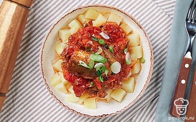 Консервы из скумбрии отлично подходят в качестве закуски к отварному картофелю. Овощи сверху можно присыпать измельченной зеленью.